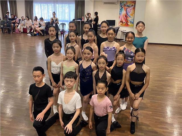 活跃在国际青少年舞蹈交流盛会中的中国小天使