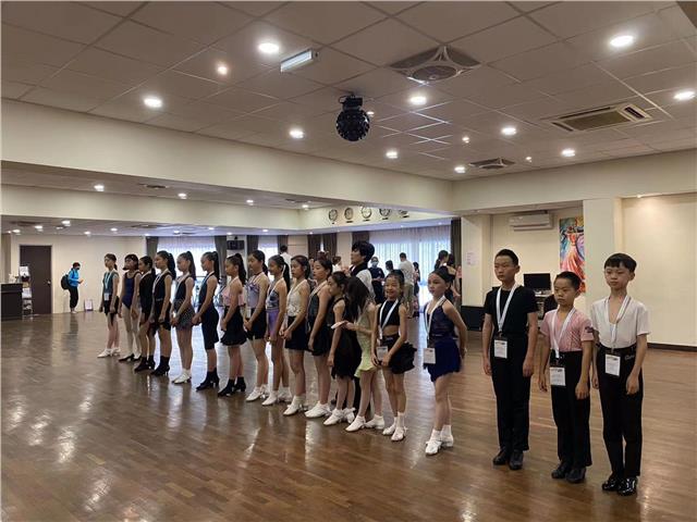 活跃在国际青少年舞蹈交流盛会中的中国小天使