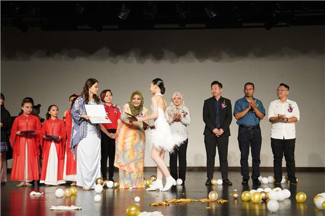 中马两国青少年国际标准舞交流大会圆满落幕
