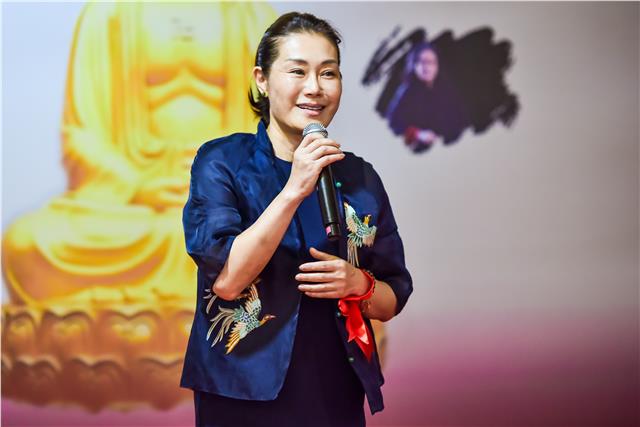 亚洲天后、中国国际新闻杂志社副社长张羽希在上海大圆通寺开展爱国救灾公益慈善活动