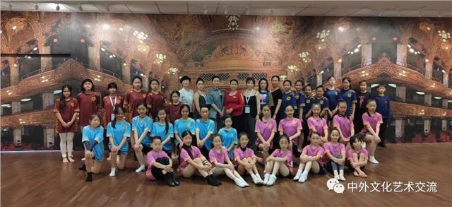 书香伴随节日喜庆飘到马来西亚舞动舞蹈学院