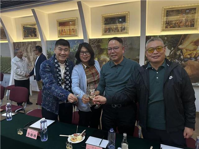 “烹饪大师与美食专家对话百年龙徽”座谈会在京举行