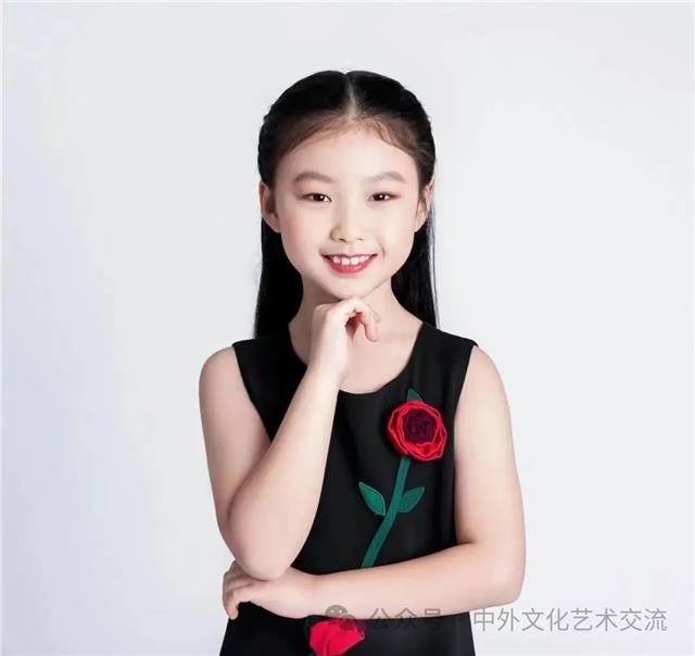知名童星杨雯铄飘进2024“世界因爱而生”全球春晚——将演唱《红色故事在校园里飘》