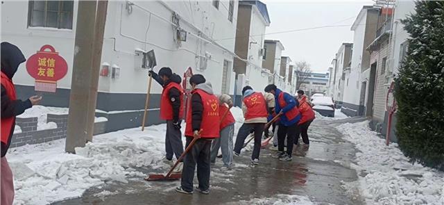 安阳工学院青年志愿者服务队前往十里铺社区开展扫雪除冰志愿活动