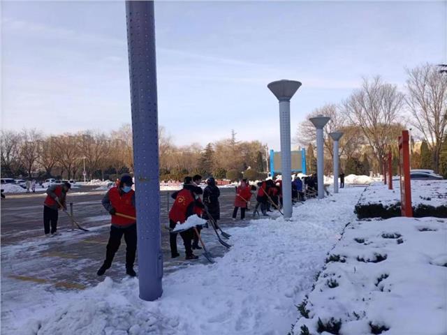 安阳工学院开展清雪除冰志愿服务