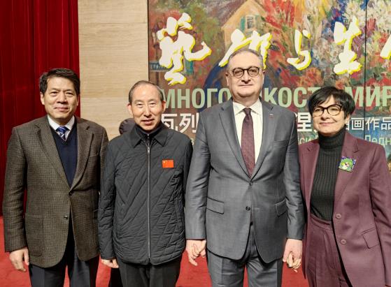 龙宇翔出席“艺术与生命——瓦列里·列德涅夫油画作品展”