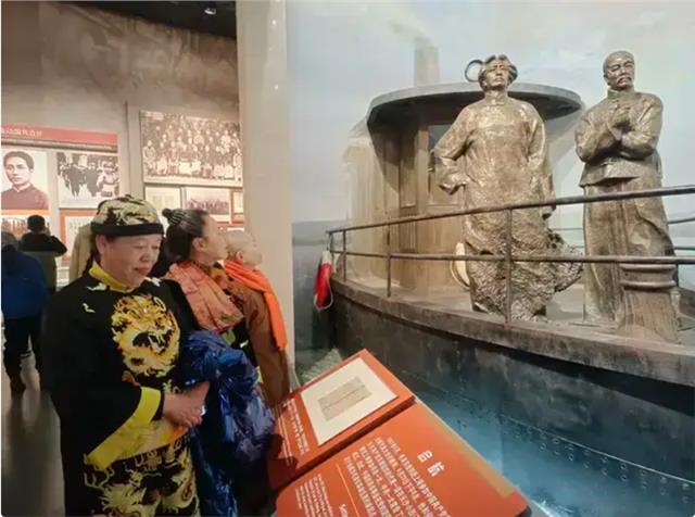余文妹出席韶山纪念人民领袖毛泽东130周年诞辰活动