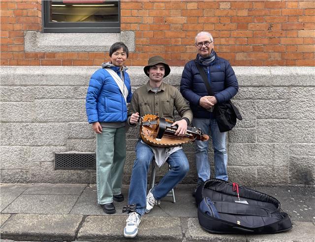 爱尔兰的都柏林街头又现中世纪乐器手摇风琴