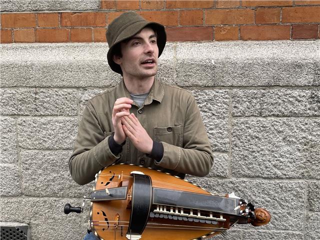 爱尔兰的都柏林街头又现中世纪乐器手摇风琴