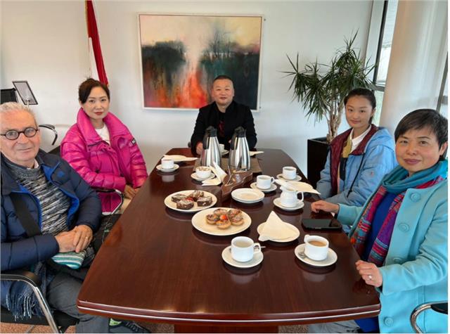我们和中国国际新闻杂志社记者陈秋梅夫妇一起访问爱尔兰科克郡长图1