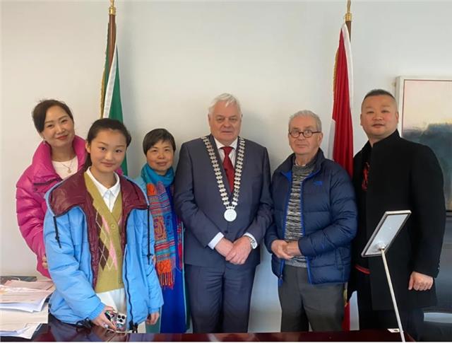 我们和中国国际新闻杂志社记者陈秋梅夫妇一起访问爱尔兰科克郡长